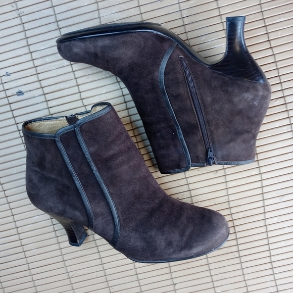 Sofft women's brown suede side zip ankle boots. 3" heel. Sz 8.5M. 234pm - Picture 9 of 11